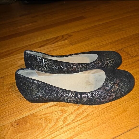 SAS Black Embossed Leather Flats Womens Size 8.5M - Picture 1 of 7
